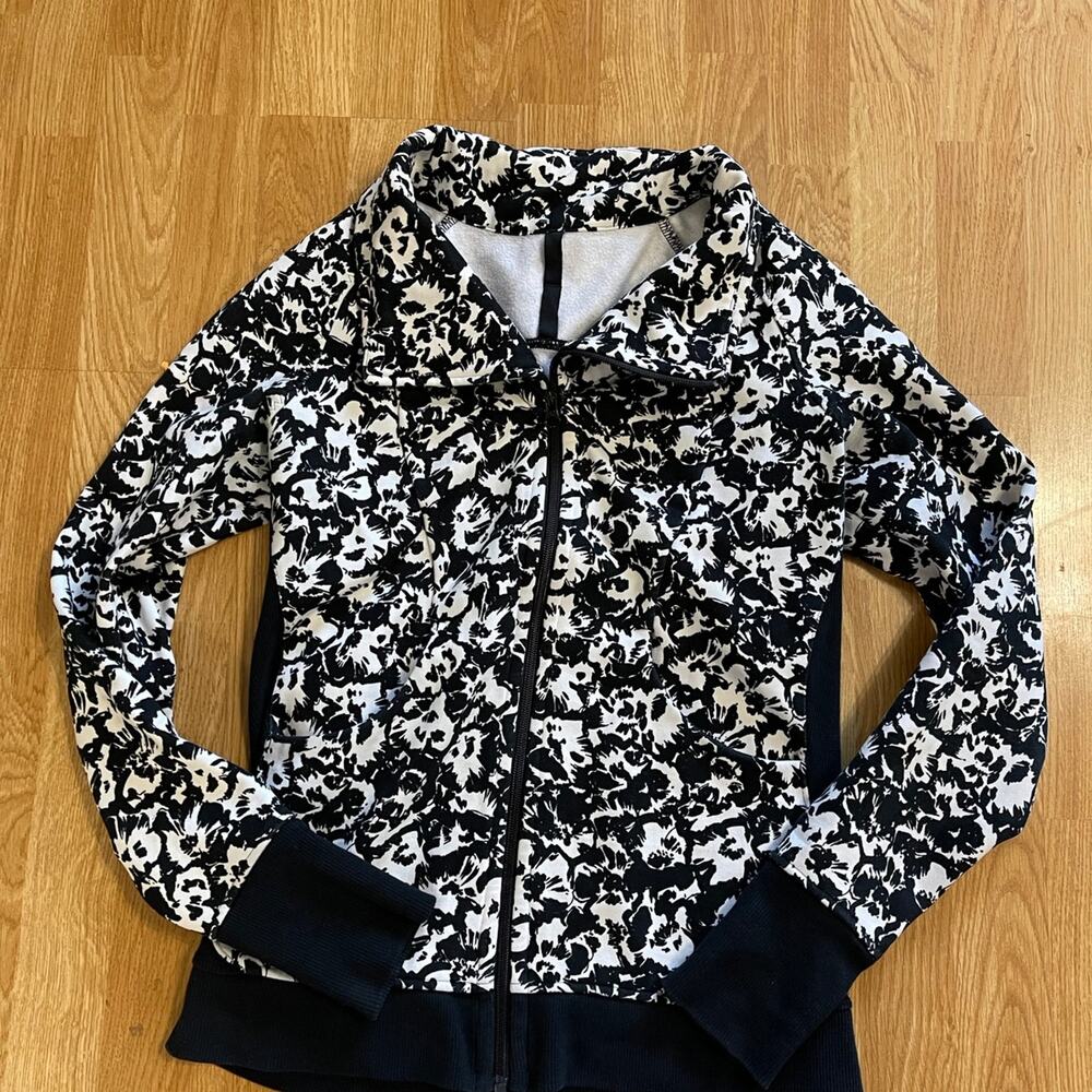 Lululemon fleur sombre cozy cuddle up jacket